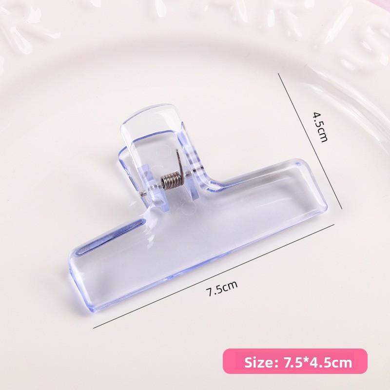 Зажим с длинным хвостом для хранения студенческих контрольных работ с высокой успеваемостью