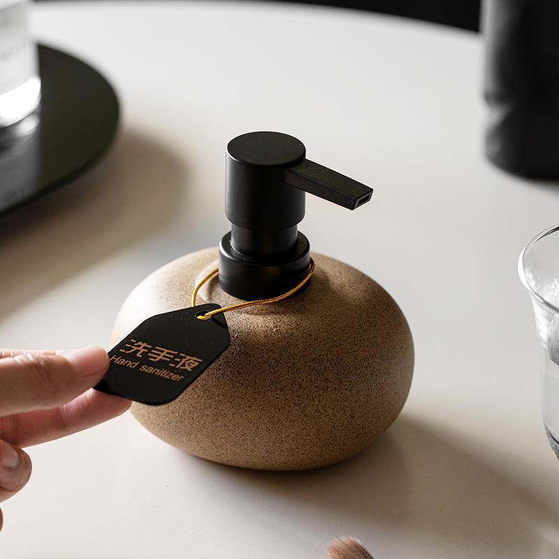 Набор флаконов для лосьона и шампуня из грубой керамики Wabi-Sabi для отелей и гостевых домов.