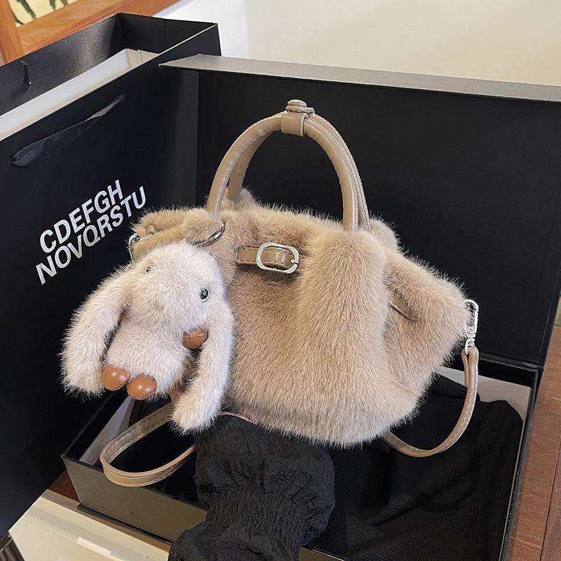 Популярная в этом году женская сумка большой вместимости 2025 новая осенне-зимняя универсальная плюшевая сумка-мессенджер повседневная портативная сумка-тоут