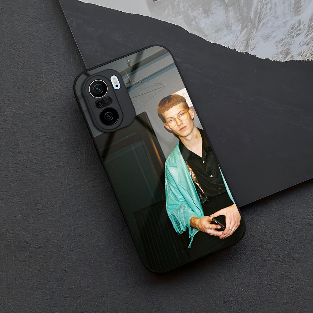 Чехол для телефона Gus Dapperton Singer Закаленное стекло Для Xiaomi 15 14 12 Lite Pro 13 11t Lite POCO M6 M5 X6 X5 X3 F5 F6 Pro