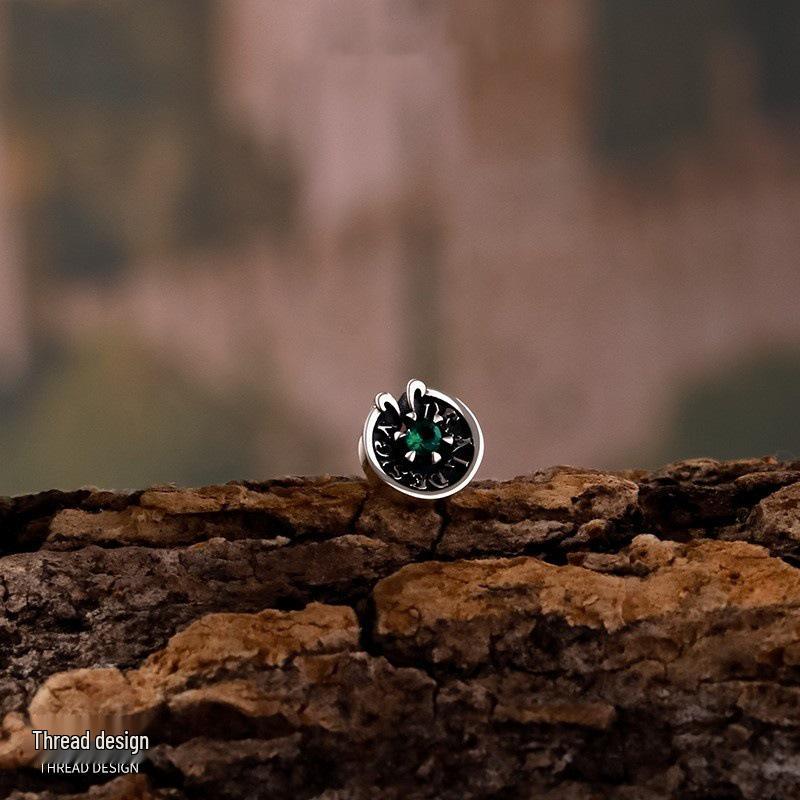 Винтажные посеребренные серьги-пусеты с изумрудом для мужчин - Стильный пирсинг хряща для парня