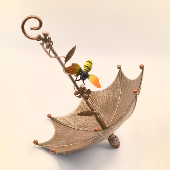 Hanging Birds Feeder for Outdoors Umbrella Shaped Birds Feeder Tray with Dragonfly/Butterfly/Honeybee Metal Wild Birds Bath for Garden Backyard Decor