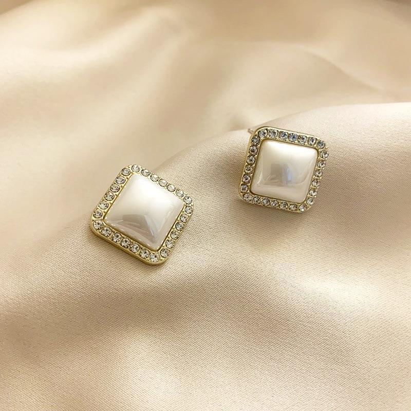 «Серьги-бантики из серебряных игл с жемчугом и цирконием»: Нишевый дизайн, стильный и универсальный, легкий роскошный аксессуар высокого класса.