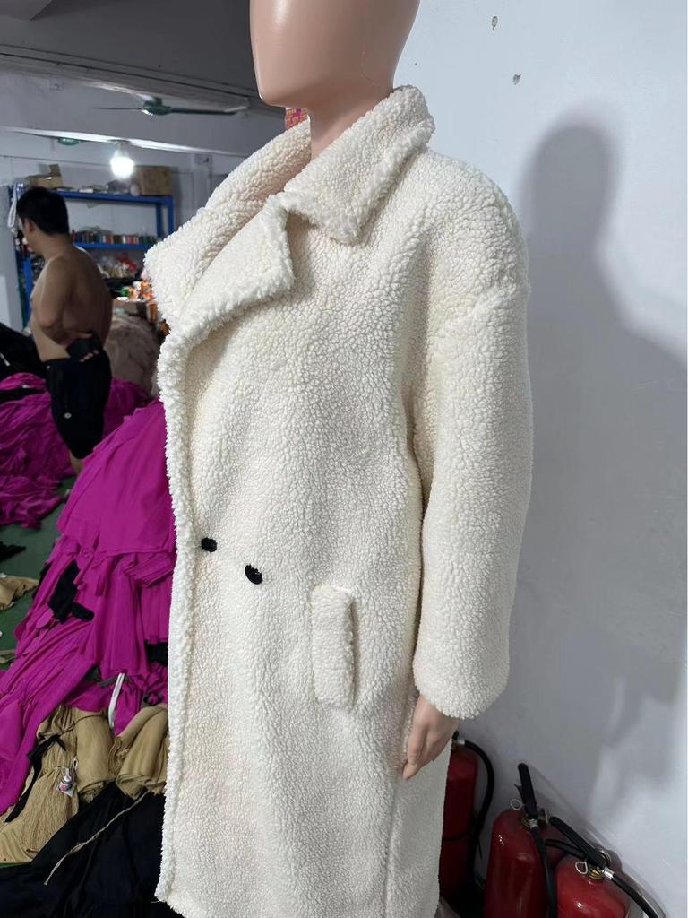 Женское пальто средней длины свободного кроя из искусственной овчины/овечьей шерсти на осень/зиму 2024