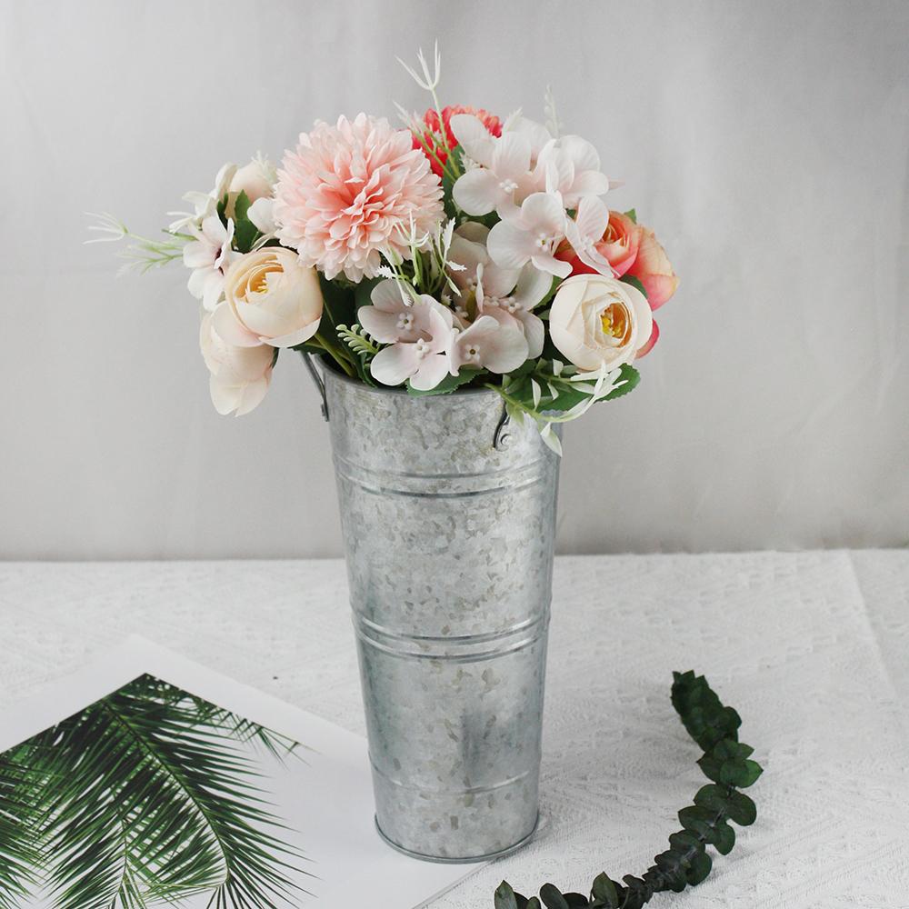 Набор из 3 предметов: простая кованая серебряная ваза и два высококачественных имитационных букета для украшения гостиной и столовой