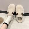 Меховые балетки женские хлопковые тапочки короткие плюшевые дизайнерские повседневные туфли с пряжкой 2025 года тренд теплые уютные домашние зимние снежные ботинки женские