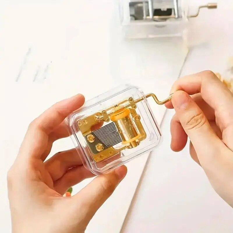 1 шт. Мини Креативный акриловый материал Прозрачный ручной заводной металлический механизм Октавная музыкальная шкатулка, подарок на день рождения для пары друзей