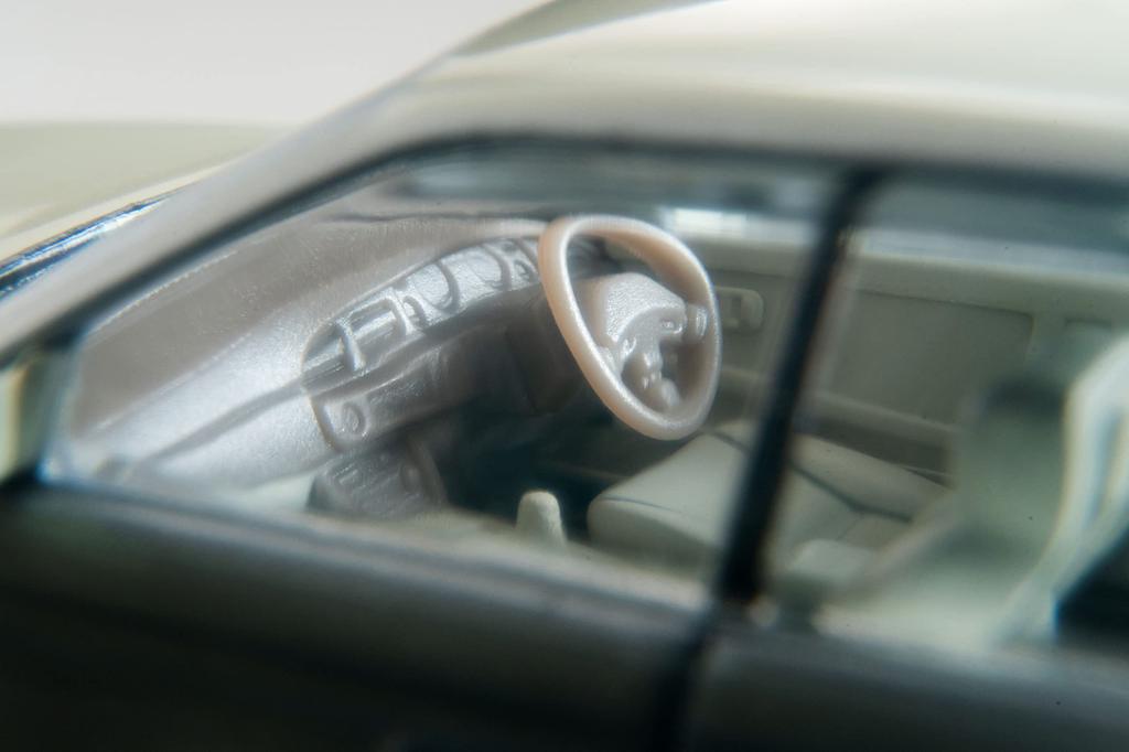 Tomica Limited Vintage Neo Nissan Laurel Twin Cam 24V Turbo Medalist Club L Finished Product 315117 1/64 LV-N238b White/Gold