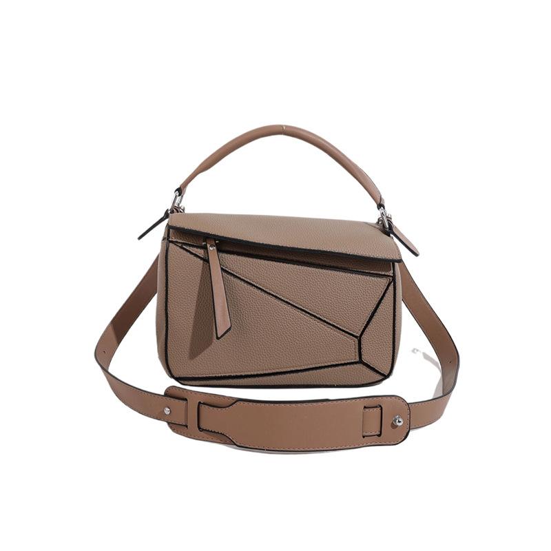 Портативная сумка через плечо с узором личи, модная и практичная.