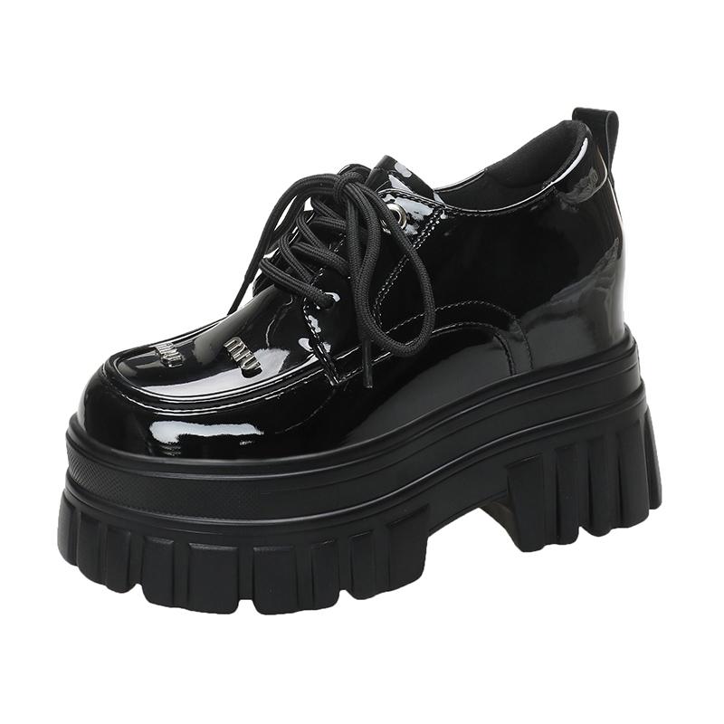 Модные женские кроссовки из лакированной кожи на платформе с каблуком-танкеткой 10 см, женские весенние студенческие туфли-лодочки, женские повседневные туфли на шнуровке с толстой подошвой