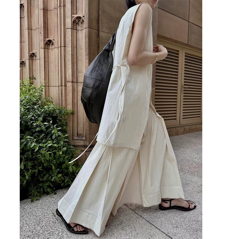 Облачный всплеск: Дзен-стиль Деконструированная плиссированная юбка и комплект жилета на бретелях