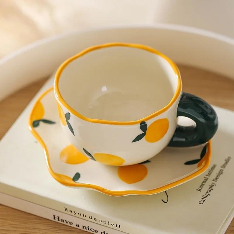 Керамическая кофейная кружка и блюдце в наборе с рисунком «Рука зажимает» с неровным милым узором «Молоко, сок, дневной чай, вода», чашка для чая «Девушка, цветок»