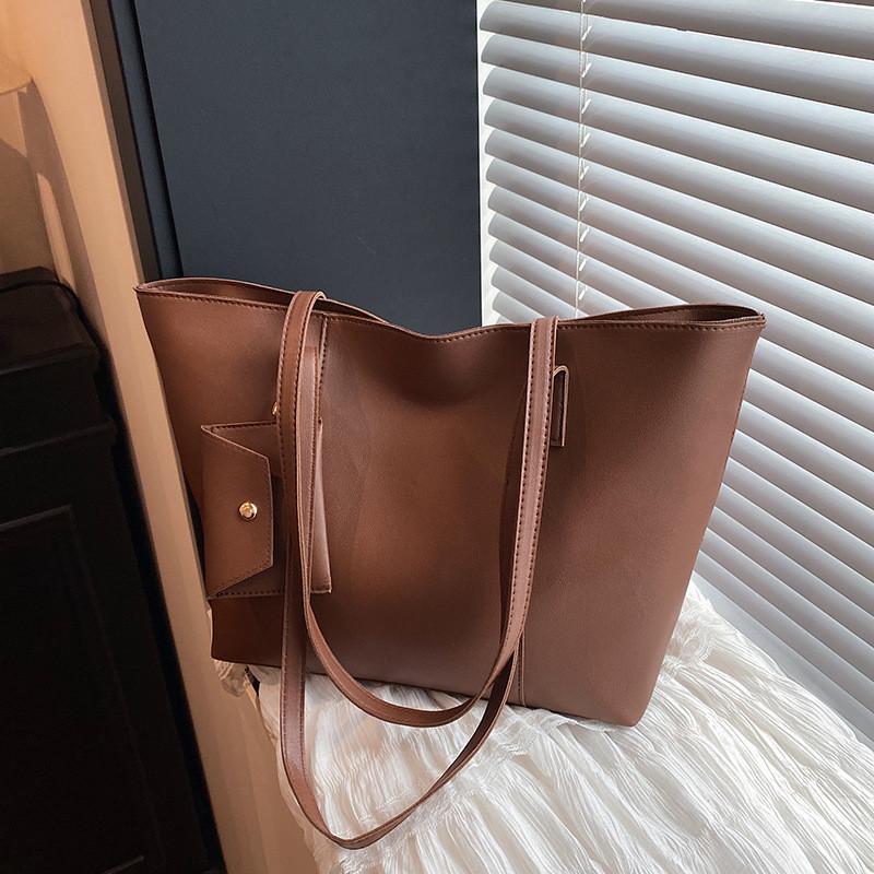 Большая сумка на плечо в городском стиле с верхней ручкой и деталями в виде строчки для поездок на работу