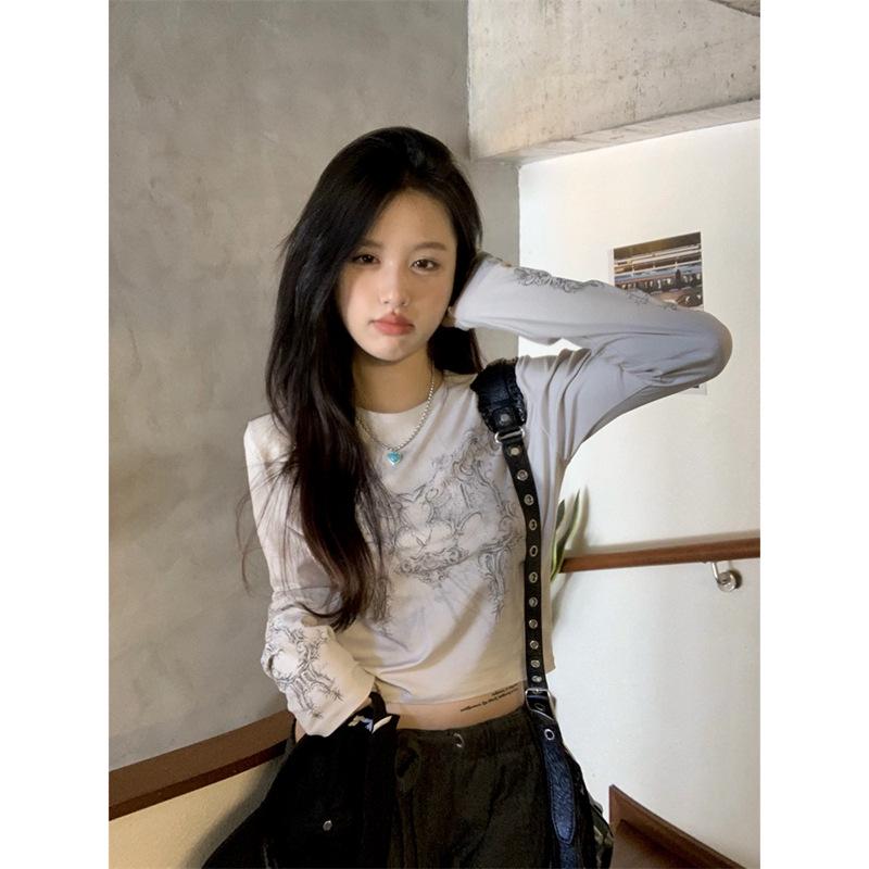 Хлопковая футболка с длинным рукавом с принтом - Дизайн приталенного кроя для начала осени