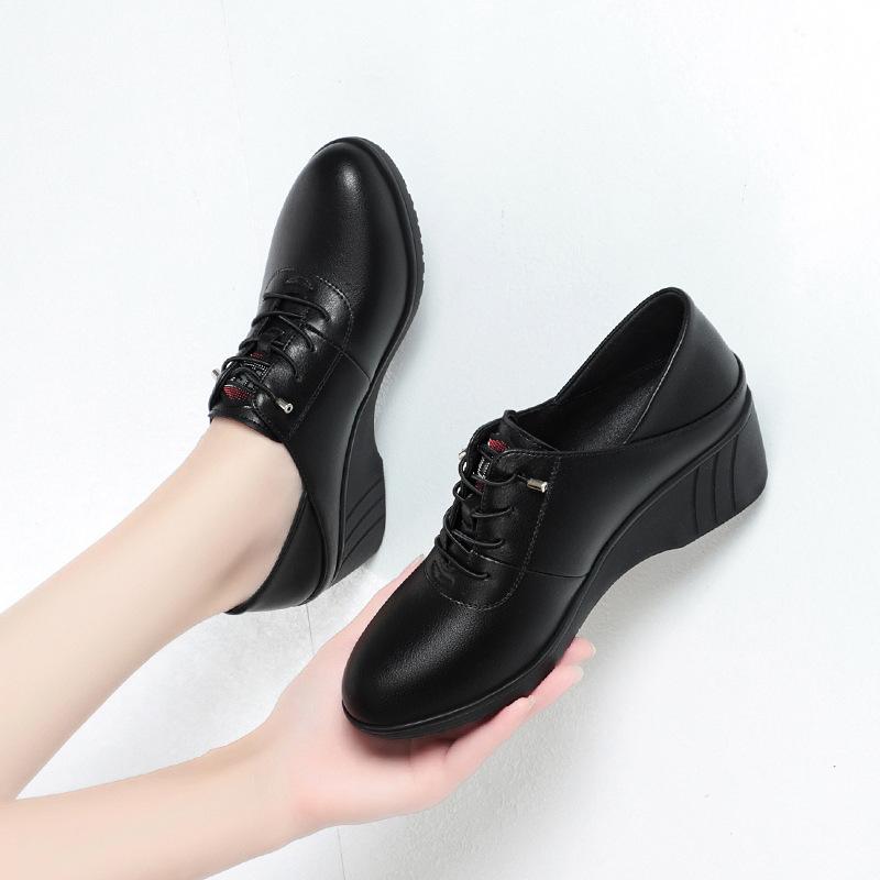 Новая осенняя женская обувь из мягкой кожи, на мягкой подошве, с глубоким вырезом, удобная, в стиле ретро, повседневная, обувь для мам, танкетки, высокие каблуки, женская обувь