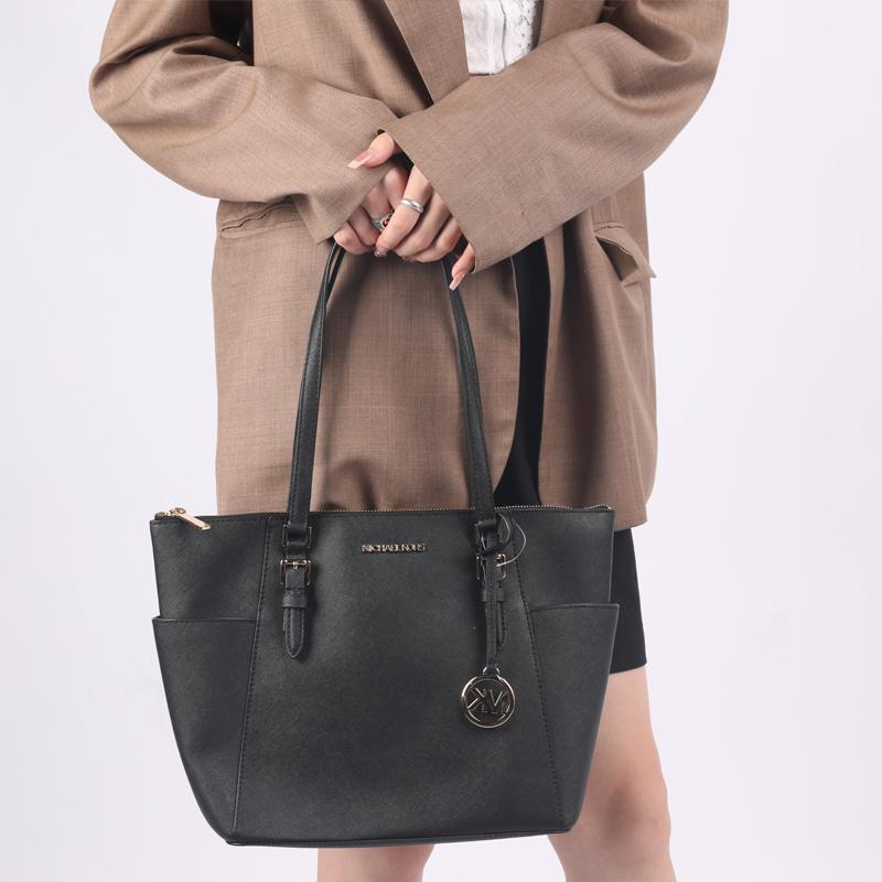 Michael Kors Mk Charlotte Винтажная Однотонная Сумка-тоут Большой Вместимости с Подвеской-логотипом для Поездок на Работу и Покупок Женская тоут Черная 35T0GCFT7L-BLACK