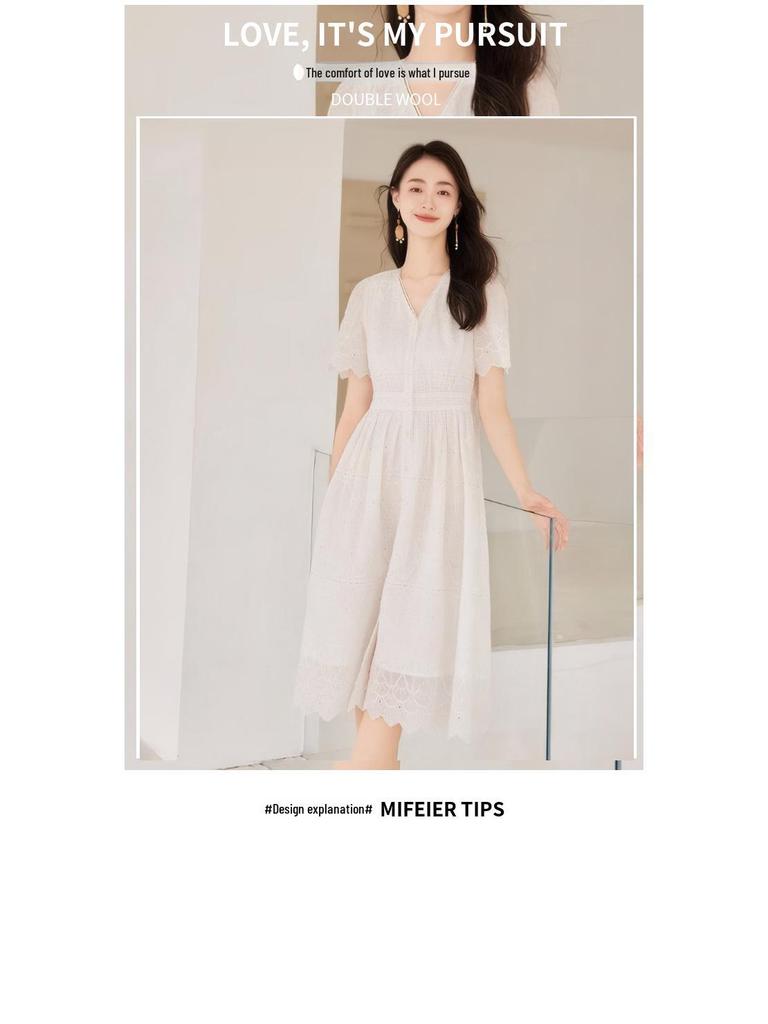 Женское летнее платье средней длины с V-образным вырезом и вышивкой 2025 г.: Литературный стиль, утягивающее талию, маленькое белое платье.