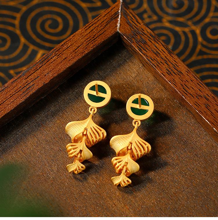Серьги-пусеты Aieryuan из позолоченного металла с нефритом в виде листа гинкго