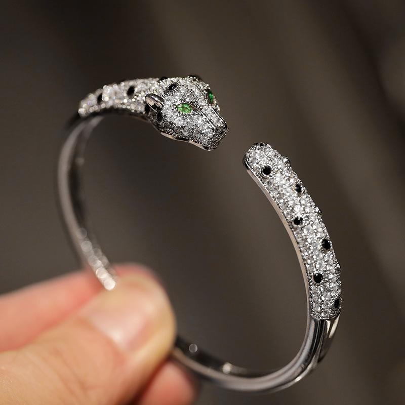 Браслет с леопардовым принтом и инкрустацией из циркония Heavy Industry с современным дизайном и открытым ртом