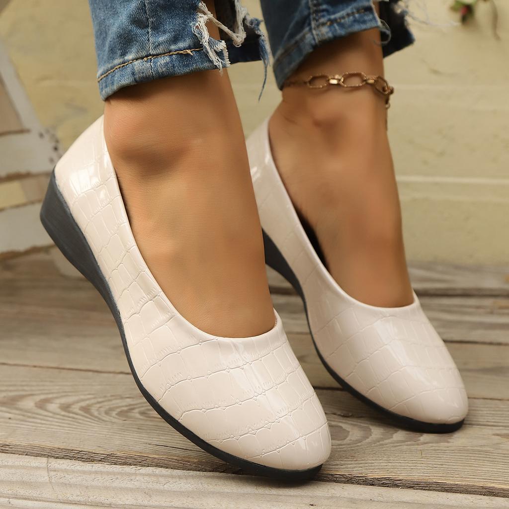 Fashion Large Size Casual Flat Bean Shoes 2025 New Round Toe Shoes for Women Soft Sole Outside To Wear Shallow Mouth Single Shoes Women