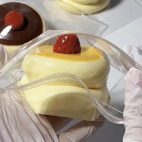 Суфле-игрушка для снятия стресса, медленно восстанавливающая форму. Клубничный торт с черникой. Сенсорная игрушка. Портативная. Для детей и взрослых. Имитация еды. Сжималка-фиджет.