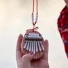Мини-калимба с 8 клавишами Изысканное пальцевое пианино-большой палец Маримба Музыкальный Хороший аксессуар Подвеска Подарок Пальцевая клавиатура Музыкальный инструмент