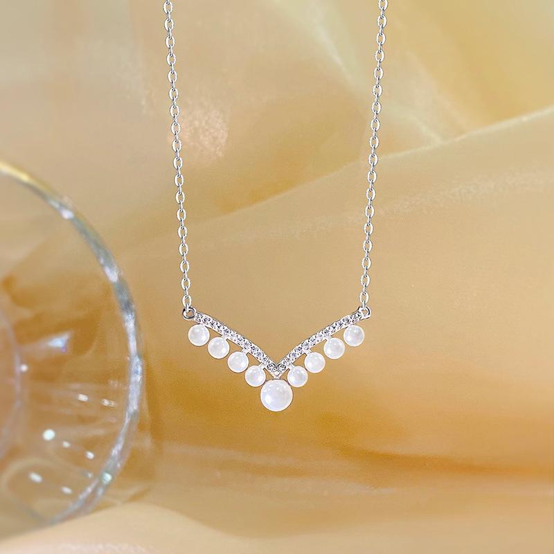 Темпераментное V-образное жемчужное ожерелье для женщин с легкой роскошью и высоким чувством французского элегантного романтического шейного платка