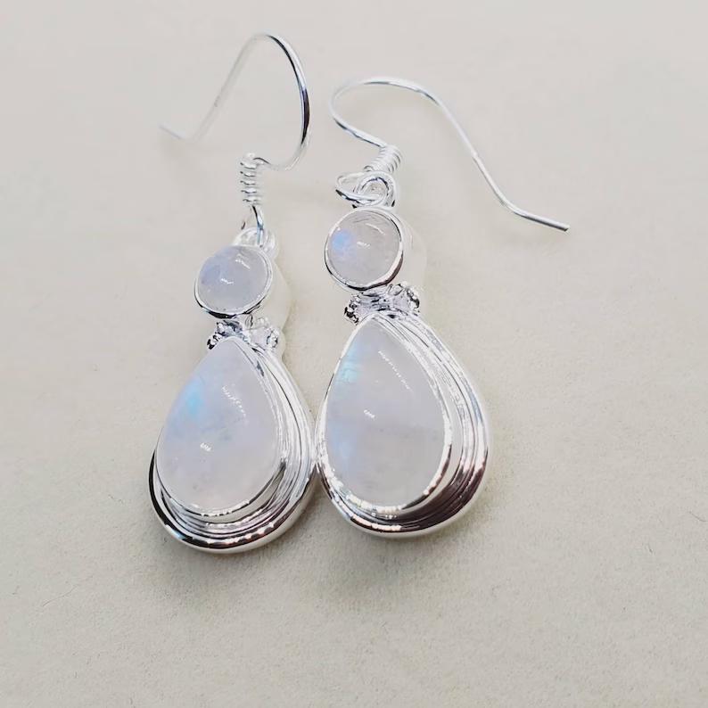 Серьги-подвески из серебра 925 пробы с радужным лунным камнем