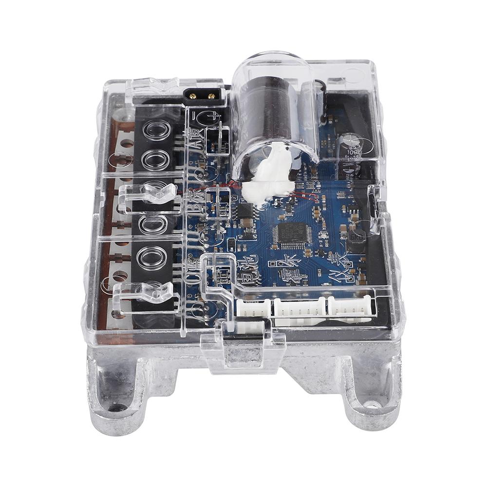 В комплект аксессуаров для электрического скутера входят фара, задний фонарь, крышка переключателя акселератора и