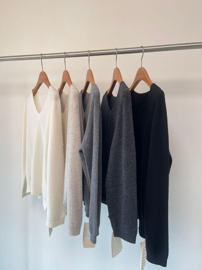 Seamless V-neck Wool Knit Pullover: Women's Autumn/Winter Solid Color Base Layer Top