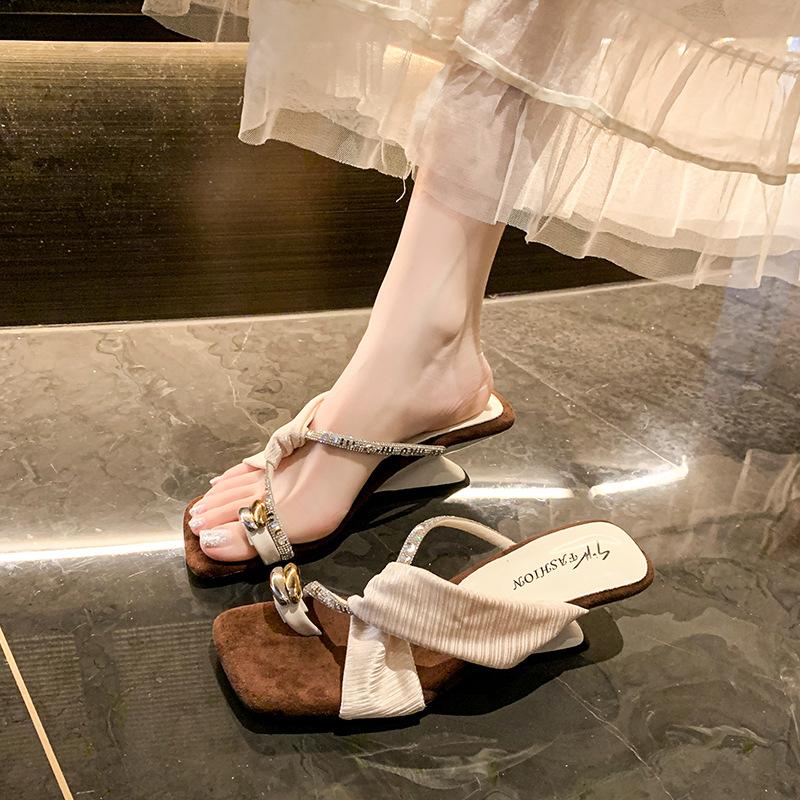 Модные горячо продаваемые модные босоножки на высоком каблуке с открытым носком для женщин 2025 лето дизайн со стразами квадратный носок шлепанцы пляжные крутые туфли