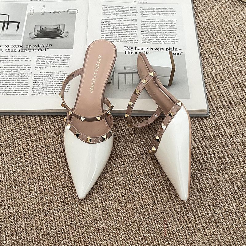 Летняя мода новые крутые шлепанцы на высоком каблуке женская уличная одежда заклепки мода темперамент толстый каблук острый носок сумка голова женская обувь