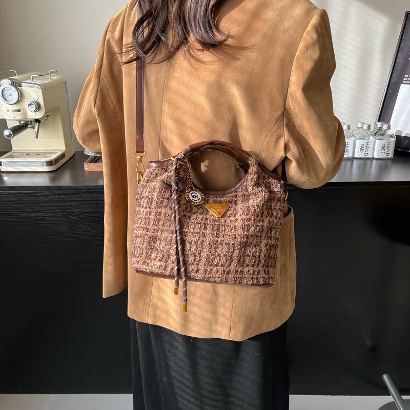 Зимняя портативная шерстяная клетчатая сумка женская 2025 новая модная сумка-корзина для овощей универсальная на плечо/кроссбоди