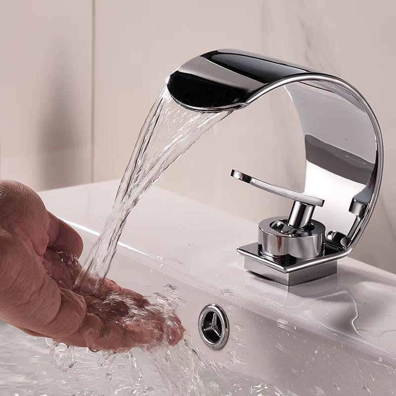 Роскошный латунный смеситель-водопад для горячей и холодной воды для раковин в ванной комнате