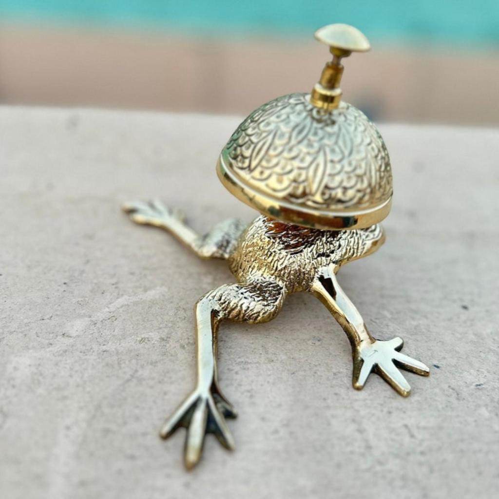 Старинный латунный настольный колокольчик в форме лягушки — изысканный настольный колокольчик для офисного приема и не только.