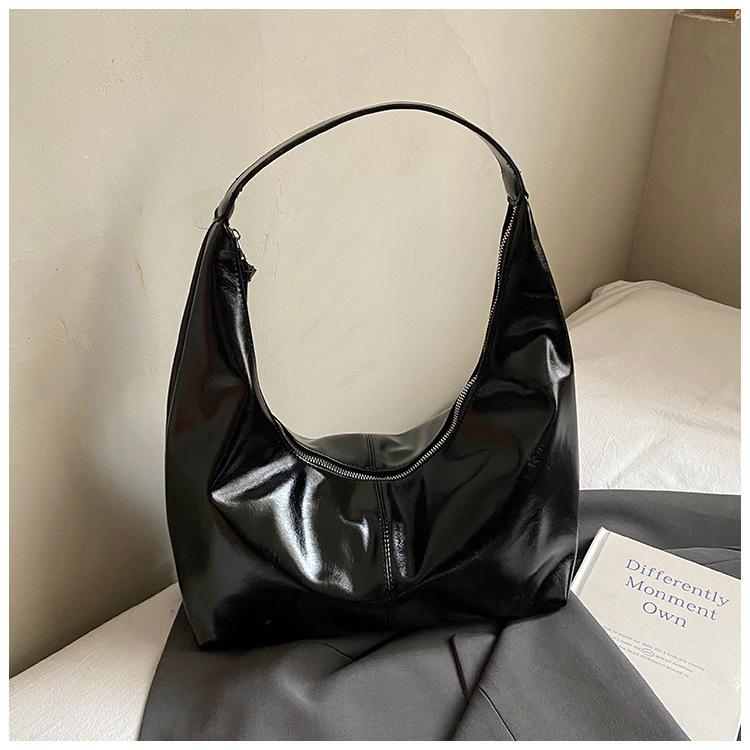 Large Capacity Retro Underarm Bag Women's 2025 New Fashion Oil Wax Leather Shoulder Bag High-end Commuter Croissant