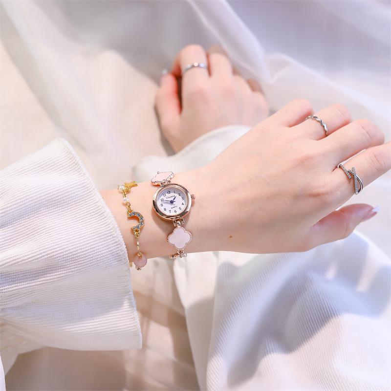 Шикарные нишевые женские часы в французском стиле: Элегантный и минималистичный дизайн с изысканным маленьким циферблатом и стильным браслетом