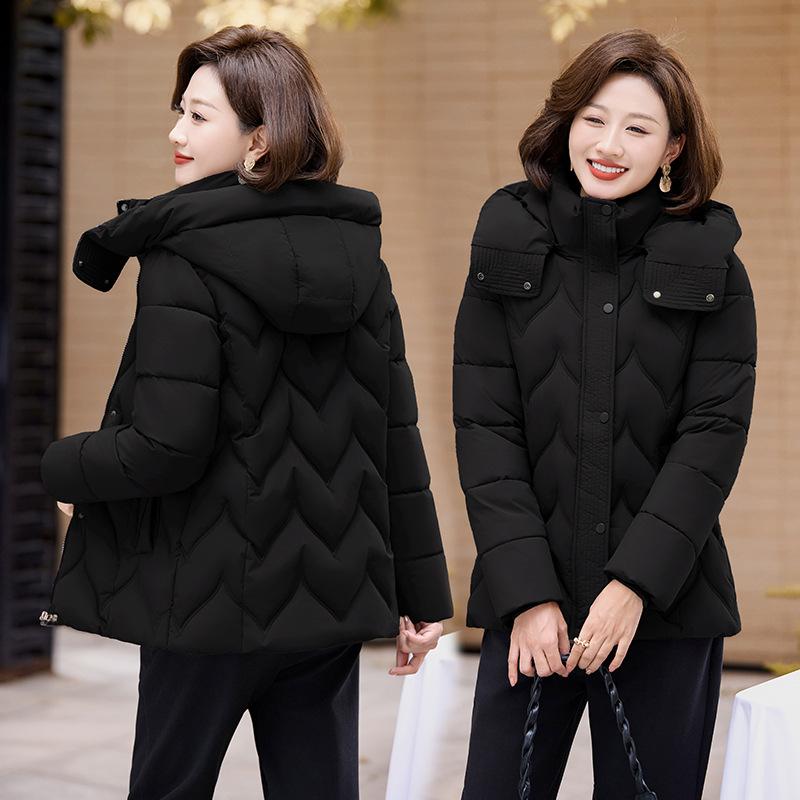 Маленькая материнская зимняя куртка с подкладкой женская короткая со съемным капюшоном среднего и пожилого возраста большого размера