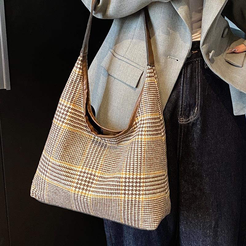 Модная клетчатая сумка для женщин с большой вместимостью, осень и зима, новая корейская версия, контрастная универсальная сумка через плечо