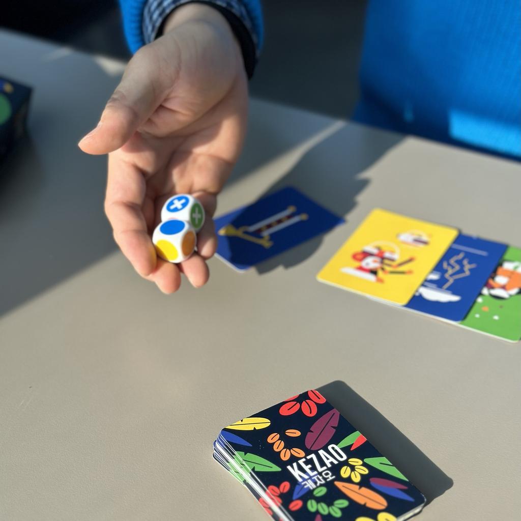 Kezhao Карточная игра на ловкость и подбор цветов