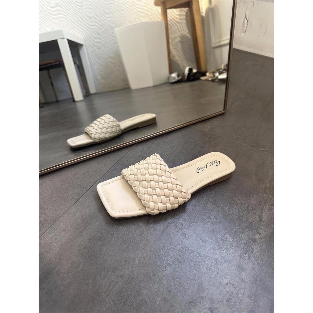 Однословные тапочки женские носят на плоской подошве с французским настроением летом 2025 года тайские сандалии женские пляжные пляжный отпуск