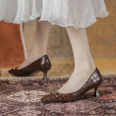 Мода 2025 Осень Роскошные Женские Белые Босоножки на Низком Каблуке Дизайнерские Каблуки-рюмочки Каменный Узор Винтажные Офисные Туфли для Вечеринок