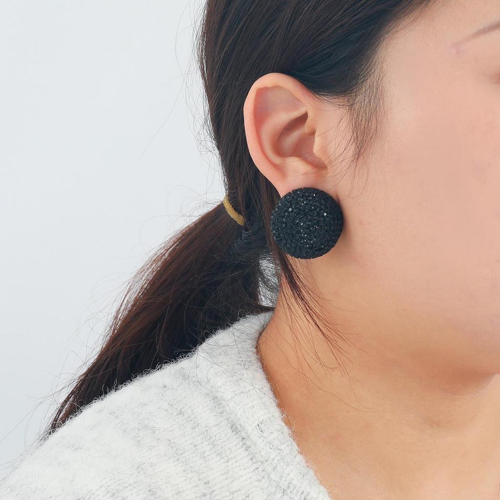 Серьги полукруглой формы со стразами осень/зима 2024 года — модные ювелирные изделия