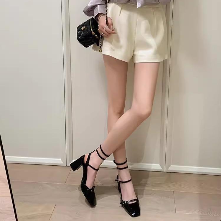 Лакированные босоножки с одним словом «мешок на голове» женские на толстом каблуке лето 2024 года новые французские знаменитости стиль квадратная голова пустые высокие каблуки