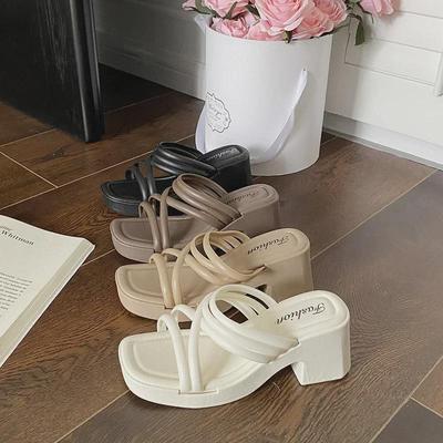 Модные летние женские тапочки на высоком каблуке 2024 года: Стильные нескользящие босоножки на танкетке, увеличивающие рост, для ношения на открытом воздухе.