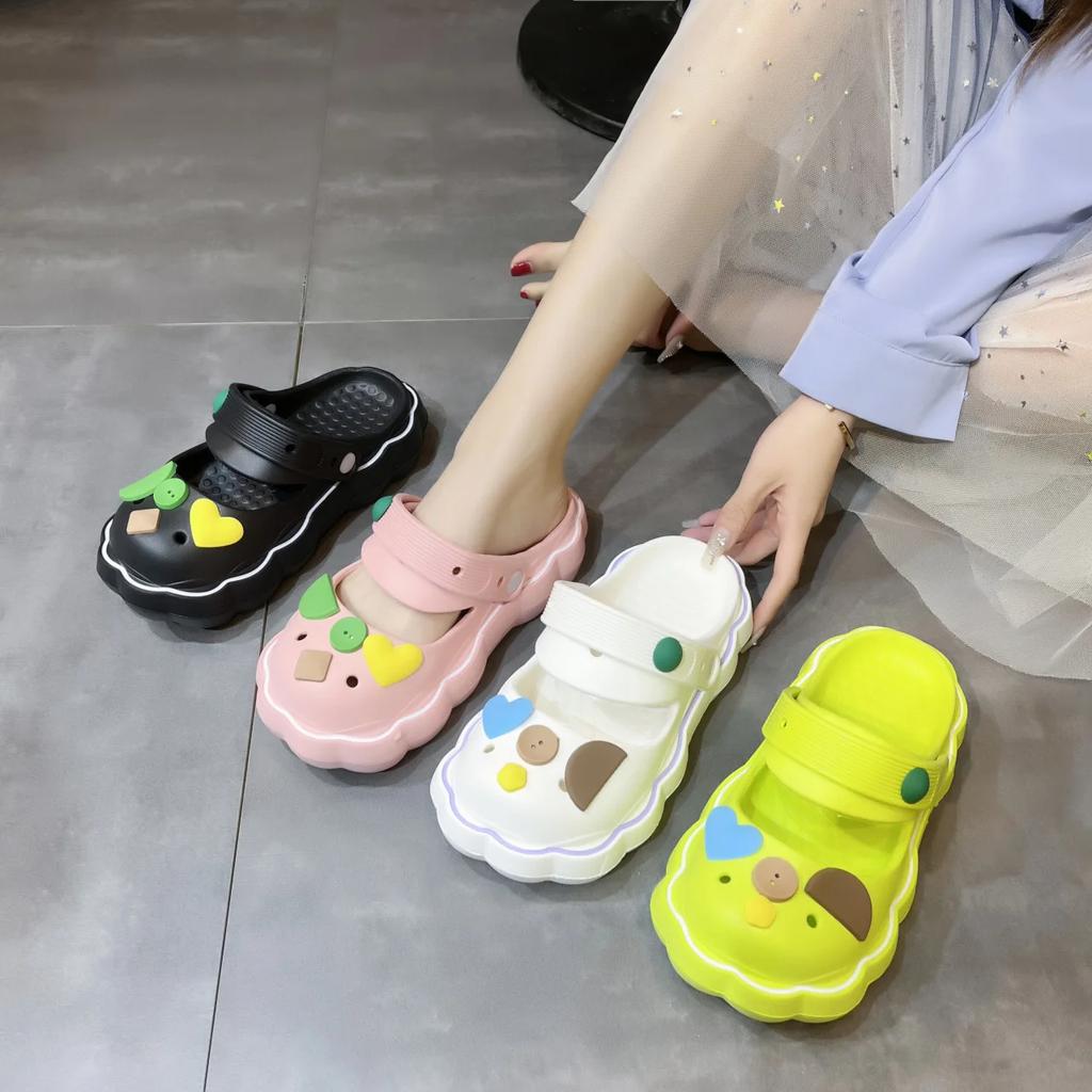 Модные женские сандалии, новинка 2024 года, летние новые тапочки Baotou, женская обувь, милые шлепанцы с героями мультфильмов, женские шлепанцы