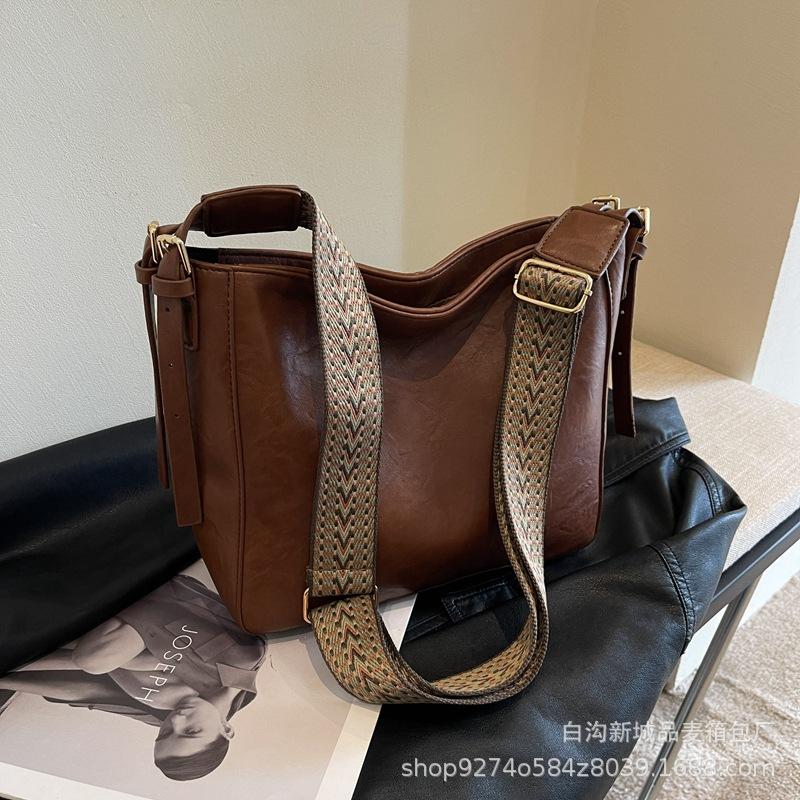 Retro Wide Shoulder Strap Small Bag Women's 2025 New Trendy Simple Temperament Shoulder Bag Popular Messenger Bucket Bag