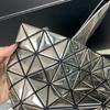 [Б/У] Сумка-тоут на плечо с геометрическим узором из специального материала Prism Laser - Очень хорошее состояние #1L5QRDO