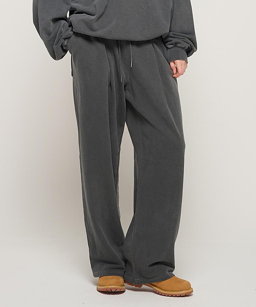 CARGOBROS FOR WOMAN Pigment One-Pleat Wide Sweatpants (Charcoal)