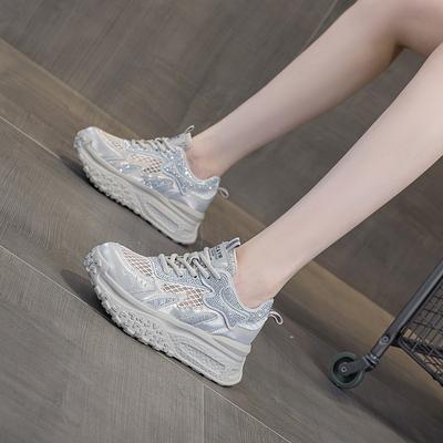 Популярные маленькие белые женские туфли 2025 лето новые сетчатые дышащие легкие повседневные модные маленькие толстые подошвы увеличивающие рост женские туфли